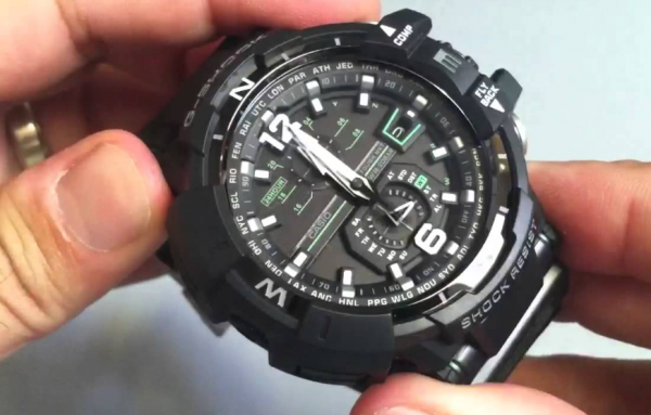 Jam Aviator dengan kompas terintegrasi